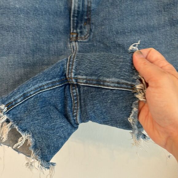 Abercrombie & Fitch Women’s the 4” mom short high rise distressed size 35/20 EUC - Picture 5 of 9